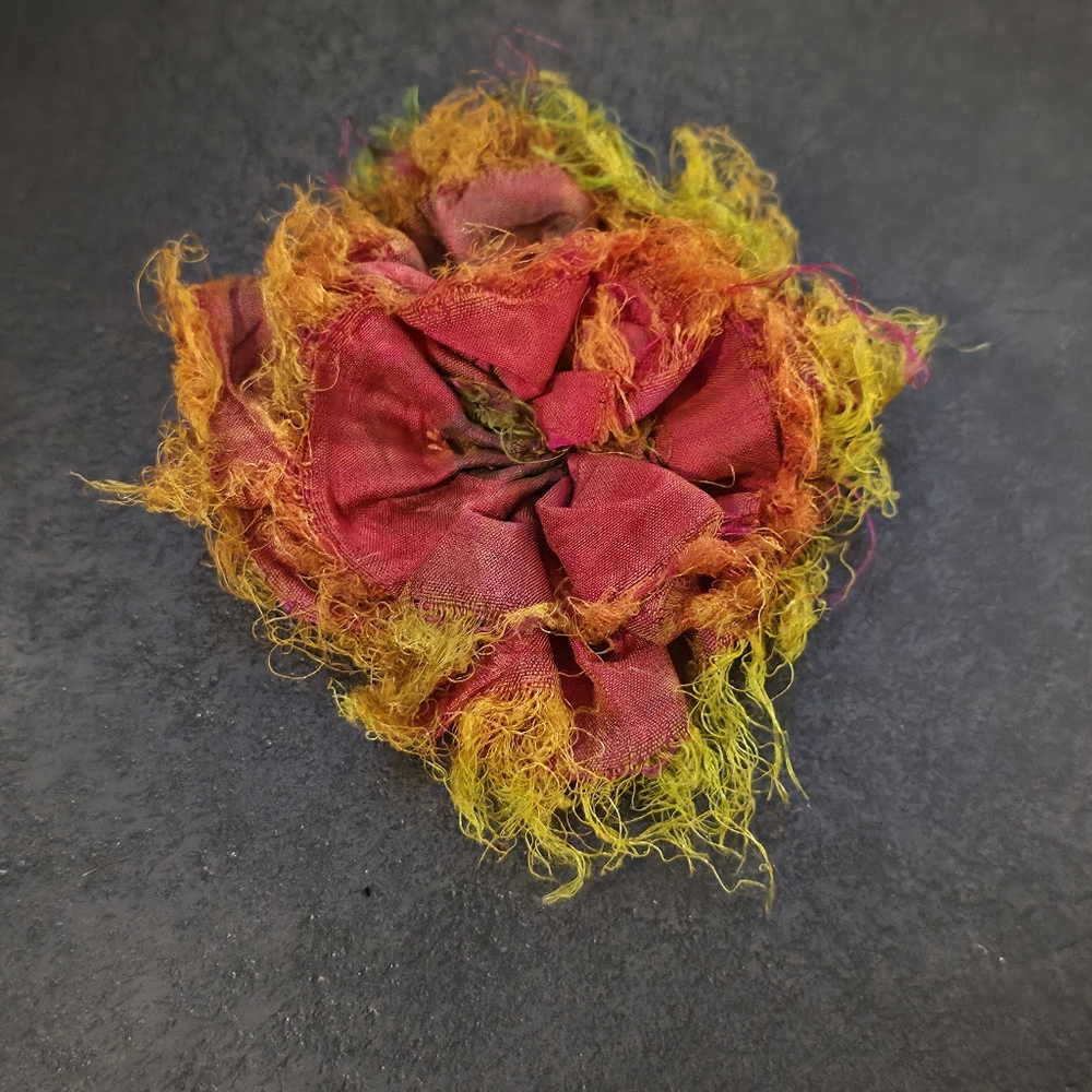 Yo-Yo Hand-Dyed Fiber Art Brooch – Vibrant "Yo-Yo" Style Floral Pin